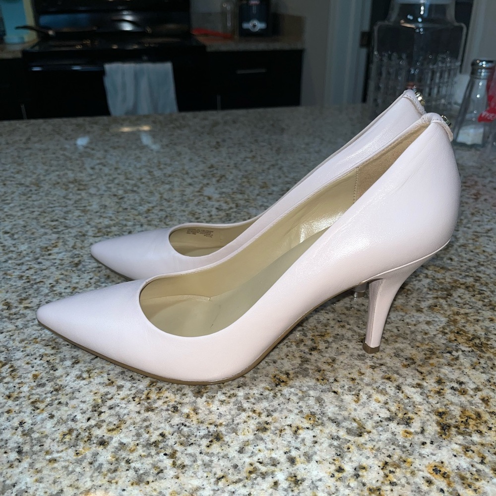 Micheal Kors light pink pumps